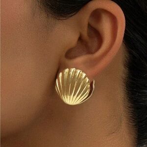 BRAND NEW🐚Gold Plated Romantic French Seashell 3d Texture Huggies Earrings Hoops